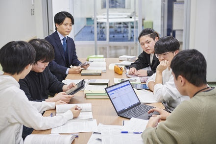 白鴎大学 数人～20人ほどの少人数で学ぶゼミナールで、担当教員によるきめ細かな指導を受けることができます