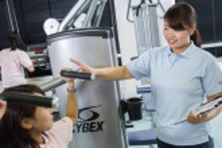 昭和女子大学 健康デザイン学科では、様々なストレングス・トレーニングを体験し、プログラムの作成と実践を目指します