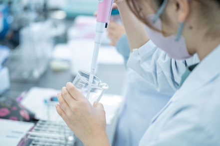 昭和女子大学 食安全マネジメント学科では、食を扱う上で欠かせない「安全」の視点を身につけるための講義・実験・演習科目が充実しています