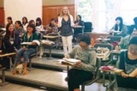 昭和女子大学 昭和ボストンでのマーケティングの授業。全ての授業が英語で行われ、少人数制のクラスで実践的なスキルを磨きます