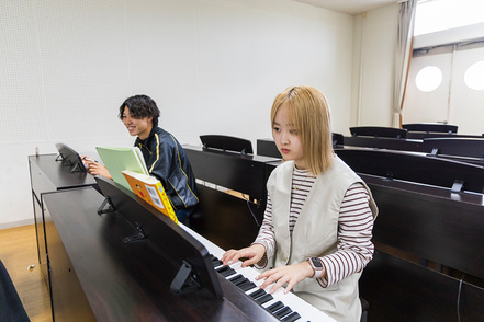埼玉学園大学 音楽やピアノ、手遊び、絵本読み&hellip;。現場をふまえた授業は、学生自身も子どもの頃を思い出し楽しめる!