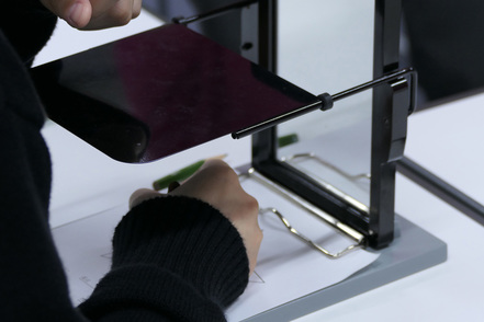 埼玉学園大学 鏡映描写実験の様子。心理学実験実習室、臨床心理カウンセリングセンターなどの専門施設有