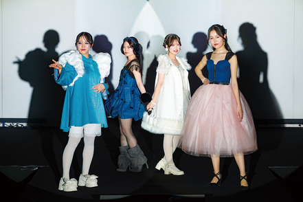 東京家政大学 4年間の学びの集大成となる卒業研究ファッションショー。毎年2月に開催され、多くの観客が詰めかけます