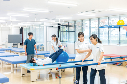 東京家政大学 リハビリテーション学科では、運動解析から脳機能解析まで可能な最新の機器・設備を導入しています