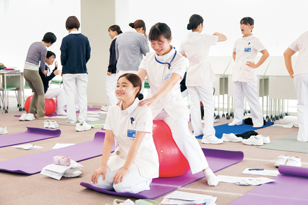 東京家政大学 学修の進度に即した臨地実習により、あらゆる状況に対応できる科学的思考力と問題解決力を身につけます