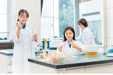 東京家政大学 実験や調理の実習、学外実習、ボランティアなどの正課外活動を通して体験的に学びます