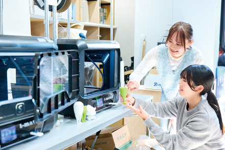 東京家政大学 3Dプリンターなどを活用し、企画の立案・提案に役立つ試作品を制作できるデジタル技術を身につけます