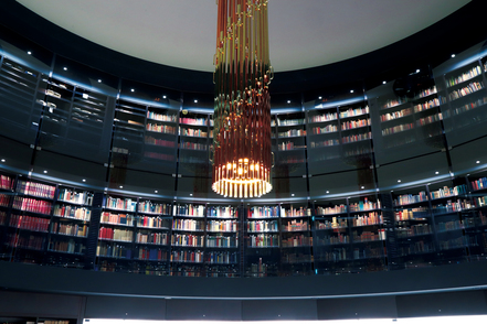 聖徳大学 三島由紀夫など文豪たちの自筆原稿や、重要文化財級の源氏物語、有名児童文学の初版本などが保存展示されている