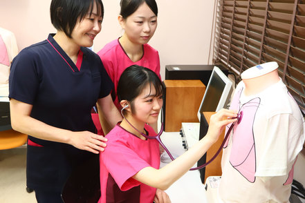 聖徳大学 シミュレーション学習を促進し、実習前の予習などができます。