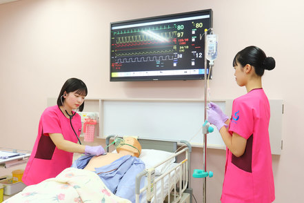 聖徳大学 完全ワイヤレスのシミュレータを用いて実践的な学びを行います。