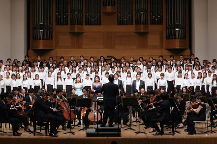 聖徳大学 「第九の夕べ」は、音楽学部1年生全員と希望者や教員が一丸となって歌い上げる、年末の恒例行事です。