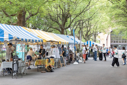 千葉商科大学 学内で人間社会学部マルシェを開催。学生の社会課題の解決にむけた活動紹介やこども縁日を実施。地域交流の場となっています。