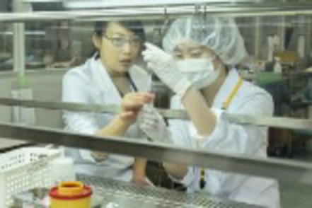 昭和薬科大学 現役の薬剤師による指導で、調剤などを実践的に学びます。