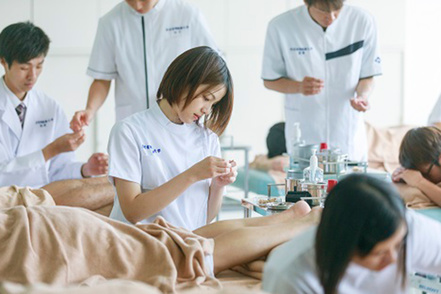 東京有明医療大学 施術で使うはりは、髪の毛ほどの細さ！繰り返し練習することで確かな技術を身につけます