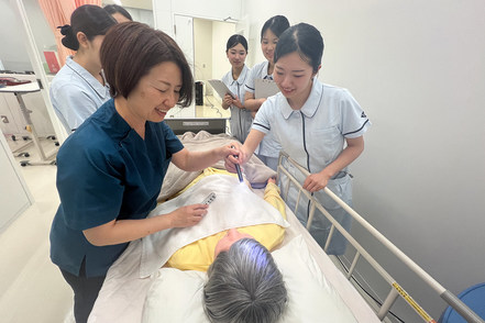 東京有明医療大学 1学年50名という少人数制を活かし、4年間を通して丁寧な指導とグループワークを行います