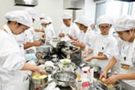 城西大学 離乳食、介護食や食物アレルギーへの対応食や、給食施設の献立の仕組みを学びます