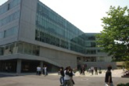 城西大学 開放的なカフェテリアがある経営学部棟