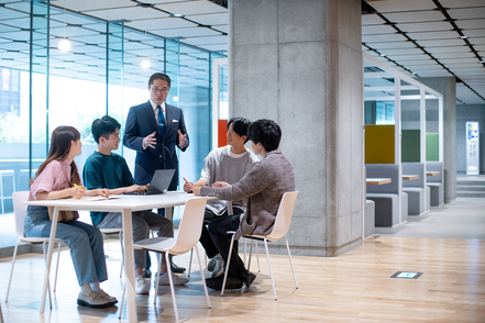城西大学 学生・教員がそれぞれの考えを互いに話し合いながら知識を深めます