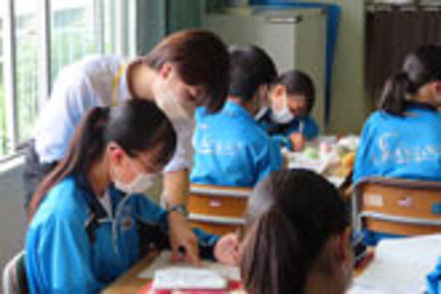 城西大学 坂戸市との提携で実現した小中学校での授業や放課後指導の補助を行うボランティア体験授業の風景