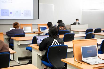 城西国際大学 情報通信技術の基礎から活用までを経営に関する知識とともに学びます