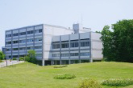 人間総合科学大学 学びの舞台は、埼玉県さいたま市近郊の蓮田キャンパス。緑豊かな落ち着いた環境で、生命科学の専門的な学びを深めます。
