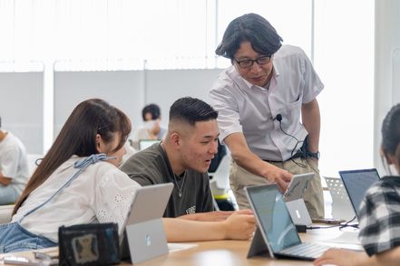 桜美林大学 あらゆる科目が学生同士で「教えて、学ぶ」スタイルでデザインされています