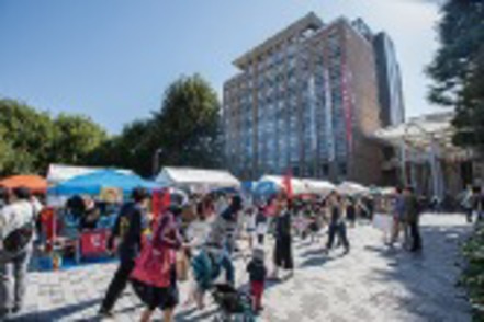 拓殖大学 丸ノ内線茗荷谷駅より徒歩3分の好立地にある文京キャンパス。地域交流も盛ん(写真は大学祭)