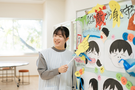 新潟青陵大学 養護教諭の定員に人数制限はありません（全国でも少数）。教員採用試験対策も万全で、充実した学びで実践力を身につけます