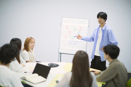 新潟青陵大学 講義で&ldquo;理論&rdquo;を、演習授業で&ldquo;実践&rdquo;をバランスよく学び、社会の様々な問題を解決する能力を身につけます