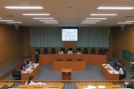 国士舘大学 模擬法廷教室。模擬裁判は一般公開も行い、本格的な論争が展開されます