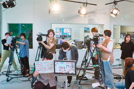 江戸川大学 スタジオ番組制作実習用のサテライトスタジオには、プロと同等の設備が整っています