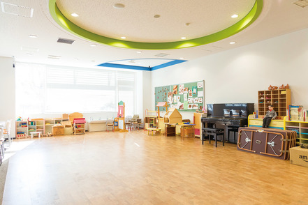 東京成徳大学 保育現場にある机や椅子のある保育実習室でロールプレイ等を行いながら、現場で活きる知識や技術を修得します