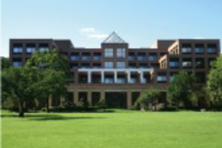 駿河台大学 メディアセンターは図書館、情報センター、視聴覚センターの機能を有し、音声スタジオ・映像スタジオも備えた施設です