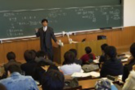 駿河台大学 人気の「知的財産法」では、偽ブランド品や人気キャラクター、音楽など身近なテーマで授業を行います