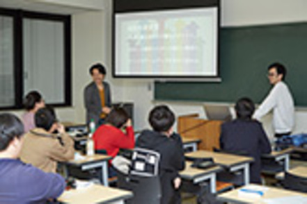 駿河台大学 1年生からの少人数ゼミナールで、幅広い知識だけでなく現代社会に対応できる力を身につけます