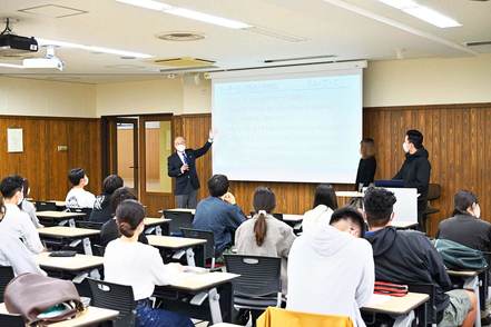 駿河台大学 事例研究を通じてホテルビジネスを考える授業があります。長年ホテル業界で経験を重ねた担当教員による実践的な学びが特徴です