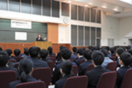 駿河台大学 体系的なキャリア教育と「面倒見のよい」教育で地域社会で活躍できる人材を育成します