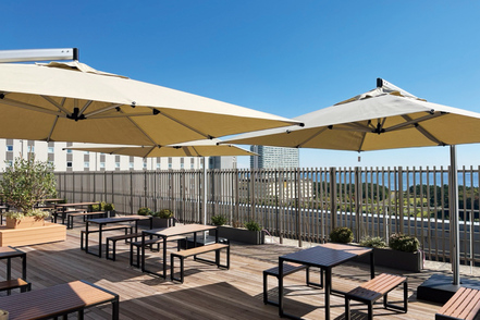 ＳＢＣ東京医療大学 TVの撮影に使われることもある、圧倒的なオーシャンビューが自慢の学生食堂