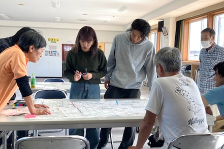 北海道科学大学 各グループで見つけたポイントを持ち寄り、気づいたことや感じたことをまとめて発表