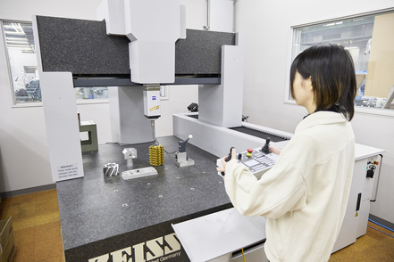 日本工業大学 「機械実工学教育センター」約70台の工作機械を備えるセンターで実験や研究を行う他、自由に設計・製図ができる製図室等も設置