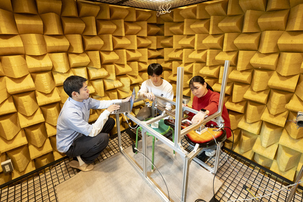 日本工業大学 「EIワークショップ」1学年から希望する研究室で実際に研究を体験できる科目。未来につながる研究を体験し、実践的な力を養う