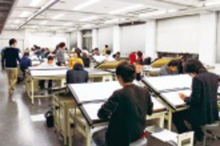 日本工業大学 「製図室」一人一台の製図台を完備。授業時間以外でも、自分のペースで製図や模型製作に集中して取り組める