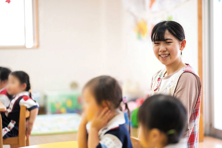 淑徳大学 １年次からさまざまな教育現場に赴き、継続的に子どもたちと触れ合うことができます。