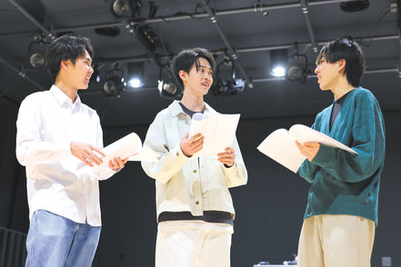 淑徳大学 表現学科1年次必修の授業「創作表現技法I（演技）」では、オリジナルの演劇に挑戦し表現力やチームワーク力を身につけます。