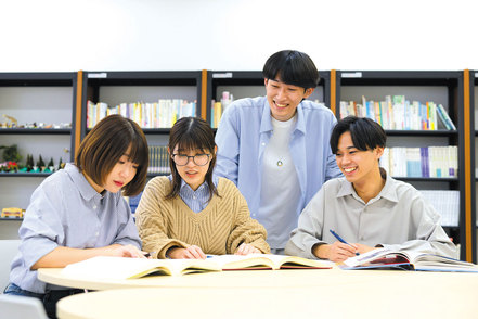 淑徳大学 人間科学科では心理・福祉・教育・健康の4領域を横断的に学び、社会を支える幅広い職業人を育て地域社会へ貢献します。