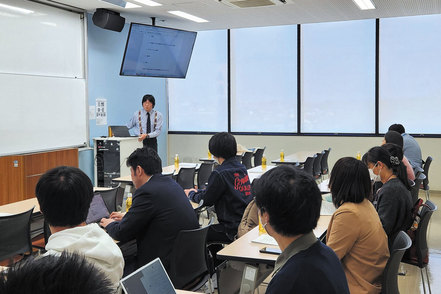 淑徳大学 地元自治体へ出向き、職員と共に意見交換したり、市内を訪ね現状を理解。自治体の政策立案を学びます。