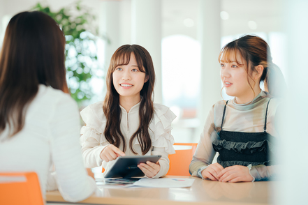 開志専門職大学 40人以下の少人数制度で個人の成長をサポートする親身な指導。