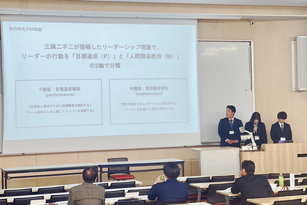 武蔵大学 年に一度、教員や社会人審査員の前で研究成果を発表する「ゼミ大会」。分野別に優勝をめざして白熱したプレゼンを行います。