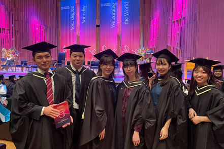 武蔵大学 ロンドン大学の学位取得を目指す「経済・経営・国際関係専攻」と「ビジネスデータサイエンス専攻」。現地での卒業式に出席可能。