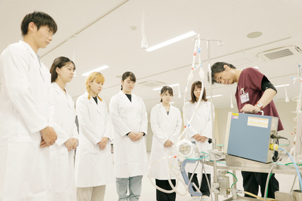 順天堂大学 実際の医療機器を使った実習科目で実技を学びます
